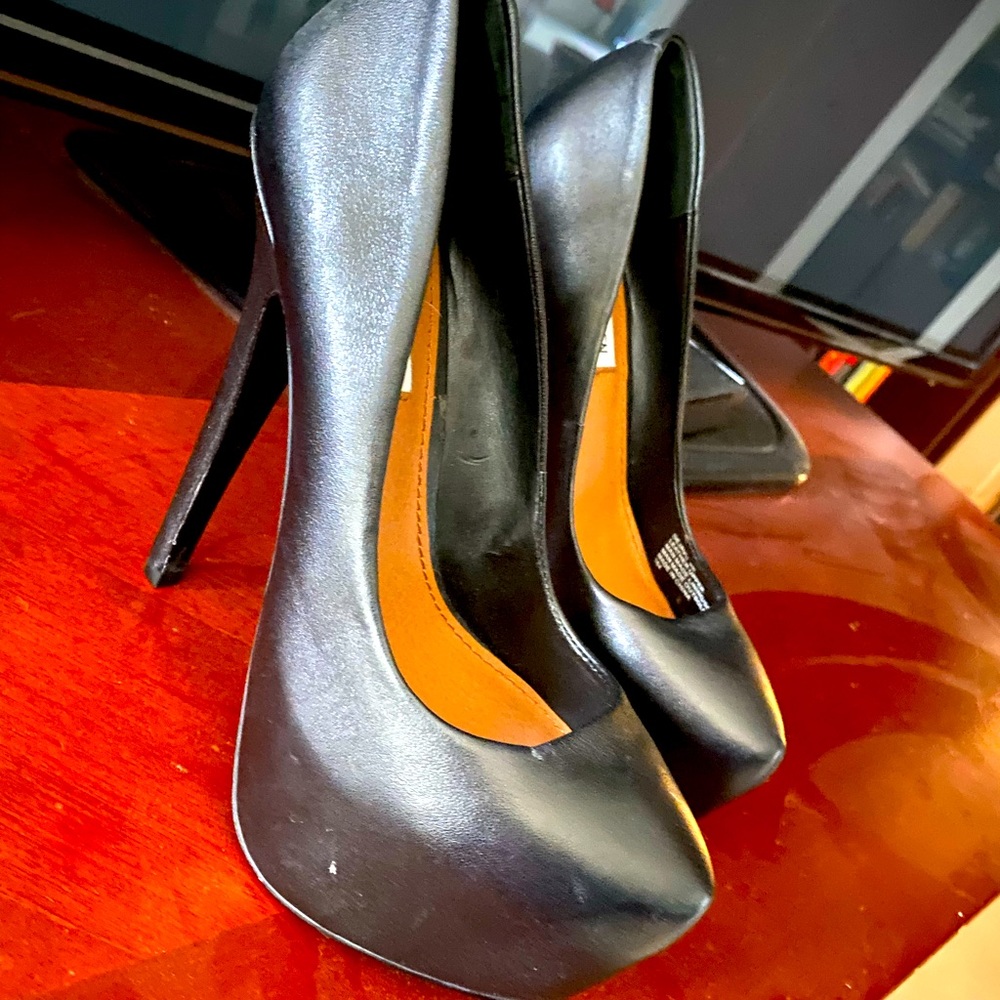Steve Madden Black Pumps